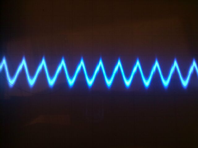 Осциллограмма сигнала поискового генератора, работающего на частоте ниже частоты эталонного генератора